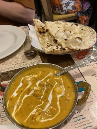 Garlic naan and tofu curry